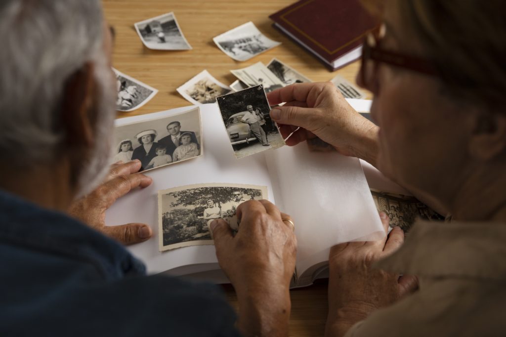 Deux personnes regardant des photos